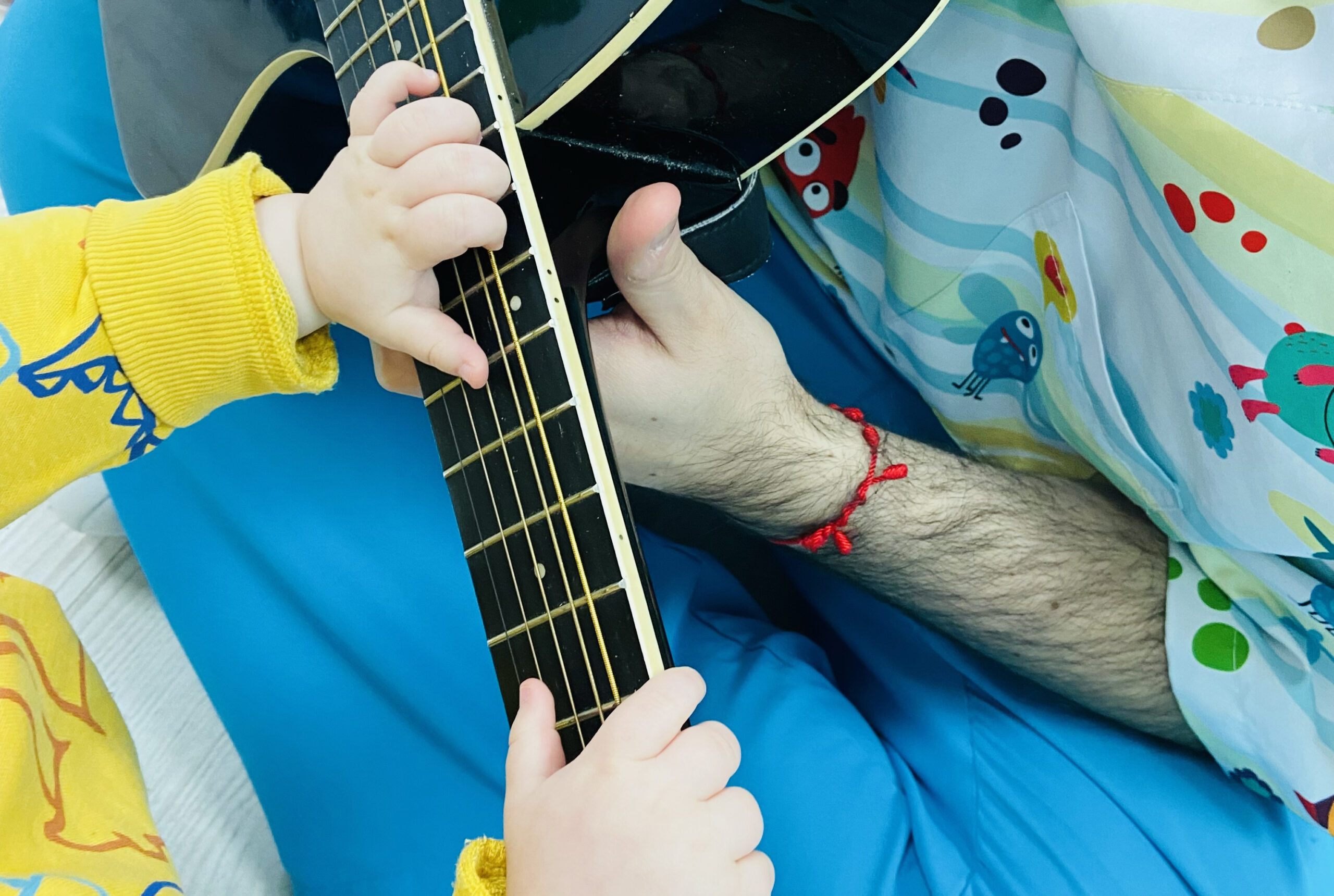 Imagen niño cogiendo guitarra